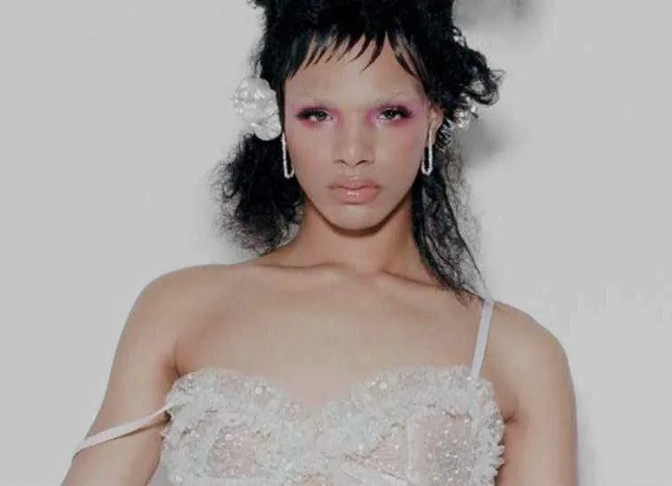 Selyna Brillare Started demure trend 